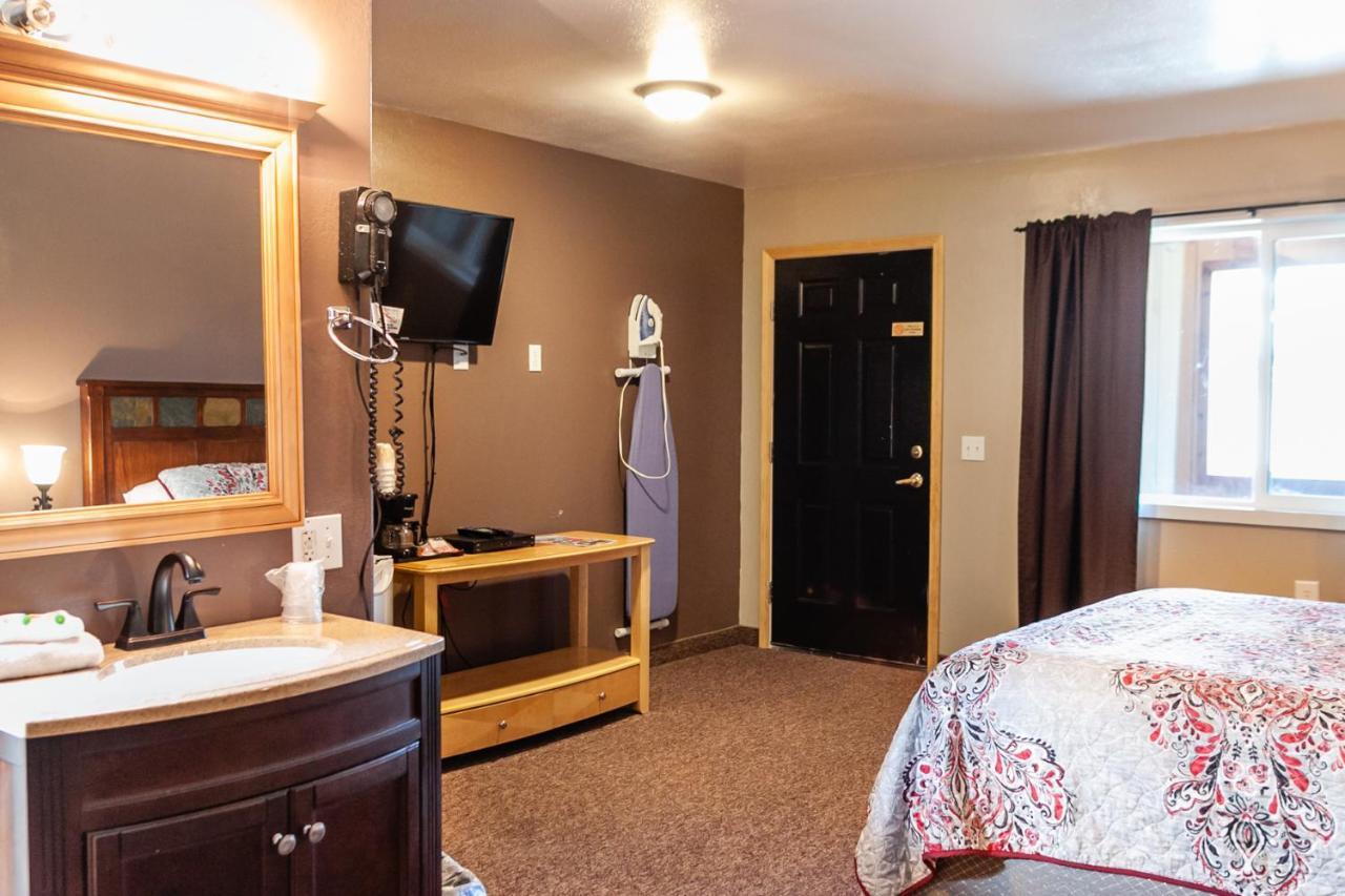 Circle R Motel East Glacier Park Village Eksteriør billede
